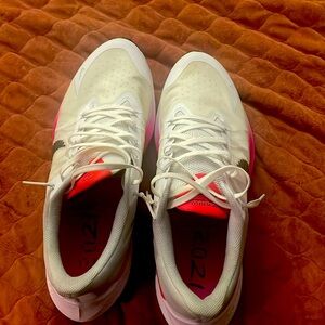 I’m selling the white zoom winflos from Nike…size 14